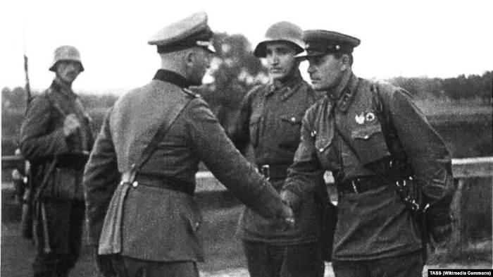 Немецкий и советский офицеры пожимают руки в конце Польской операции, 1939 год