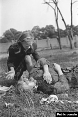 Польская девочка плачет над телом сестры, убитой в результате немецкого авианалета, сентябрь 1939 года