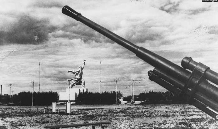 Москва. Сентябрь 1941 г. 85-мм зенитная пушка образца 1939 года у скульптуры Веры Игнатьевны Мухиной 