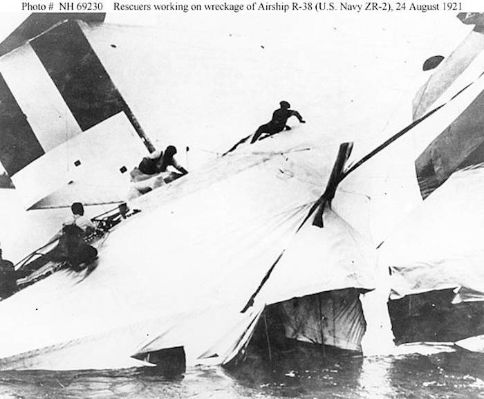 24 августа 1921 года английский дирижабль R-38 разломился на две части и упал в реку Хамбер. Погибли 44 человека. 