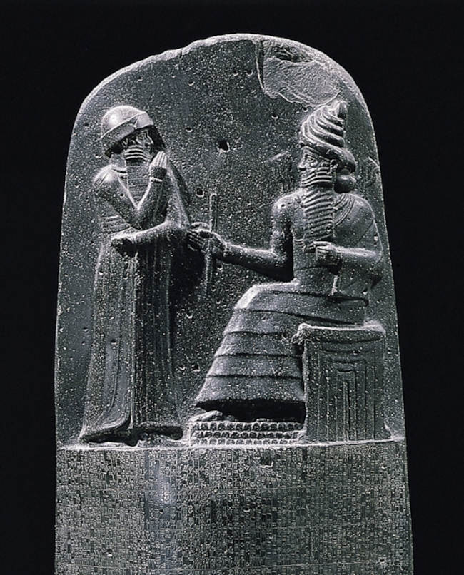 Царь Хаммурапи (слева) и солнечный бог Шамаш 