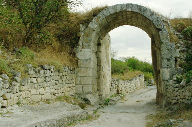 Пещерный город Чуфут-Кале (Кырк-Ор) — столица Крымской Алании. Ворота Орта-Капу