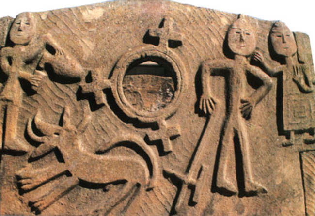 Великий воин и священный персонаж с чашей. Рельеф Кяфарской гробницы