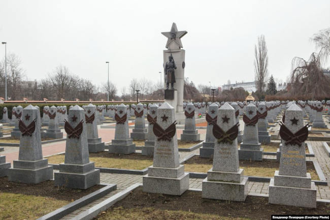 Среди могил солдат Красной армии на советском военном мемориале в Праге могут быть похоронены и бойцы РОА