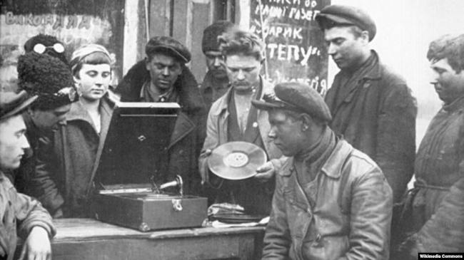 советские граждане слушают патефон