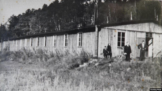 Один из бараков лагеря в Детржихове после окончания Второй мировой войны