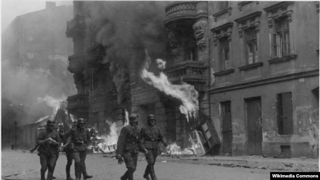 Солдаты ваффен-СС в Варшавском гетто во время восстания