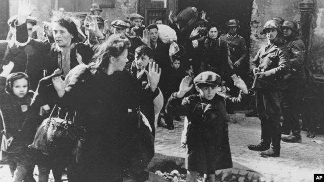 Немцы выводят группу евреев с территории Варшавского гетто в день начала восстания