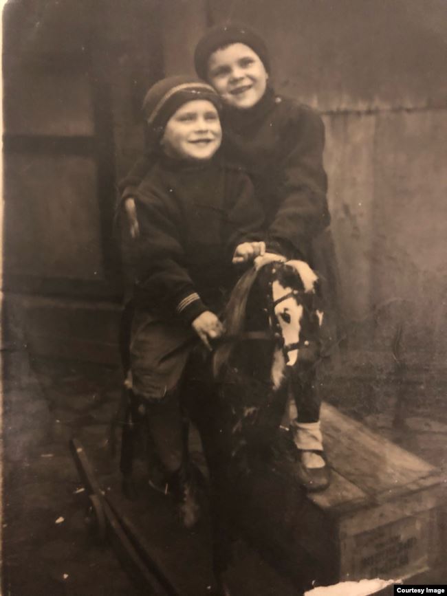 Людмила с братом Женечкой на лошадке, перед войной