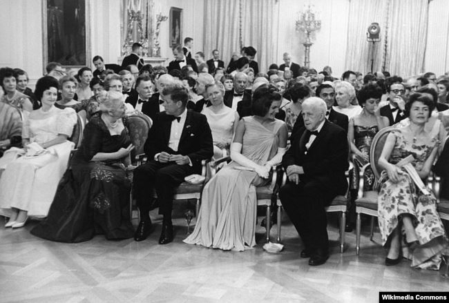 Белый дом. Роберт Фрост на обеде в честь нобелевских лауреатов Западного полушария (коим Фрост не был). Слева направо: леди Берд (супруга вице-президента Линдона Джонсона), писательница Перл Бак (лауреат 1938 года), президент Кеннеди, первая леди, Фрост. 29 апреля 1962 года