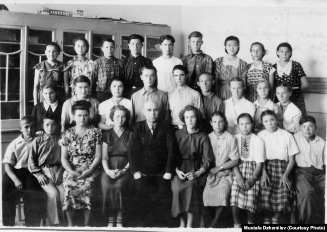 Мустафа Джемилев (второй слева в нижнем ряду) – ученик 8 класса Мирзачульской средней школы. Архив Мустафы Джемилева