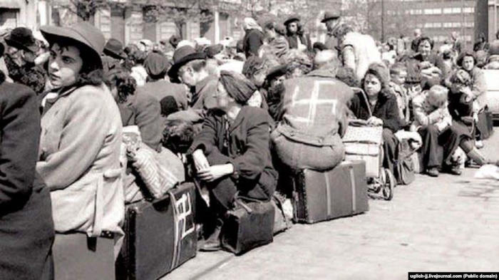Группа судетских немцев в ожидании отправки через границу в Германию, 1945 год
