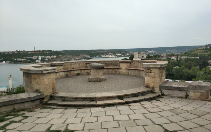 Первый бастион располагался на Корабельной стороне на левом берегу Килен-бухты, где ныне имеется уютный павильон из крымбальского камня