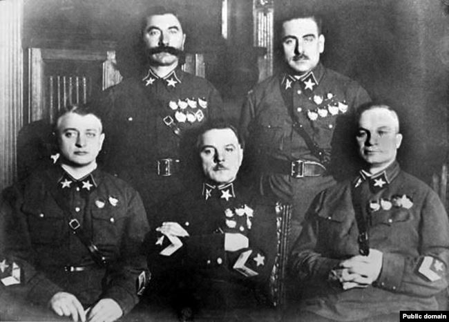 Первые маршалы СССР. Сидят, слева направо: Тухачевский, Ворошилов, Егоров. Стоят: Буденный, Блюхер. 1935 год