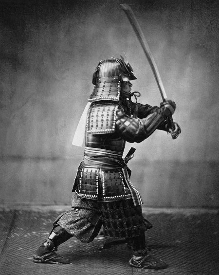 Вооружённый самурай в доспехах