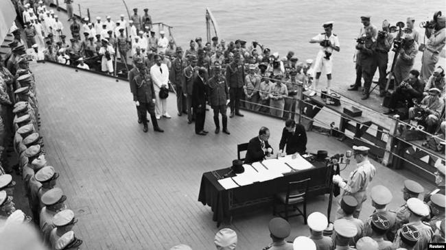 Церемония подписания капитуляции Японии на палубе американского линкора 