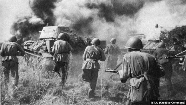 Советские солдаты идут в атаку. Украина, 1943 год