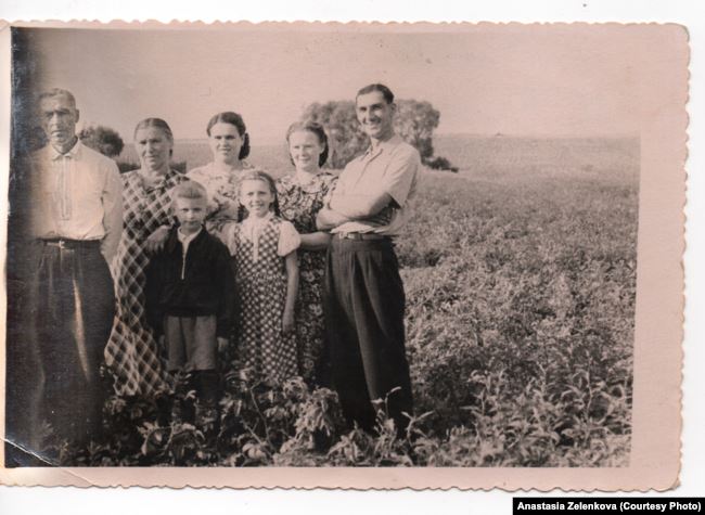 Иосиф Ятченя (крайний слева) с семьей в 1950-е годы