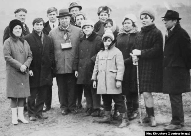 Никита Хрущев в окружении местных жителей в Петрово-Дальнем, 1968