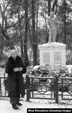 Ксения (сестра Нины Хрущевой) в Жиздре возле памятника