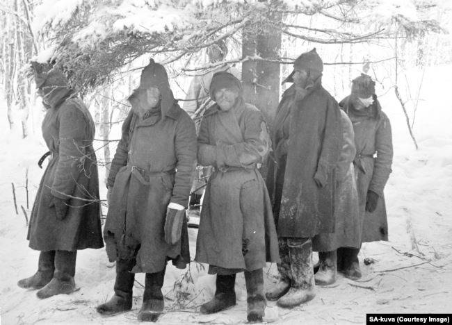 Раненые и озябшие красноармейцы после захвата в плен в феврале 1940 года