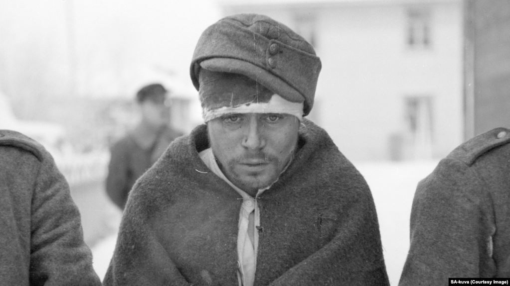 Захваченный в плен советский солдат в одолженной шапк