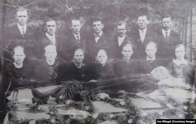 Похороны отца Якоба Тиссена (1931). Якоб в верхнем ряду в центре