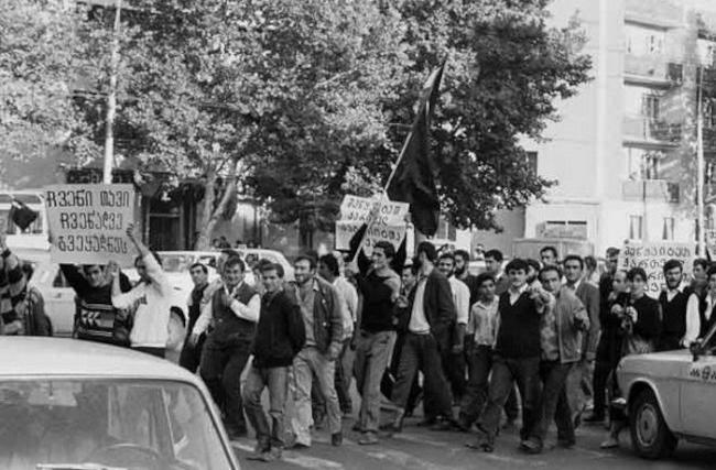 Национальные страсти прорвались наружу весной 1978 г. в Тбилиси именно в связи с насильственным насаждением русского языка. Основную массу протестовавших и на этот раз составляли студенты.