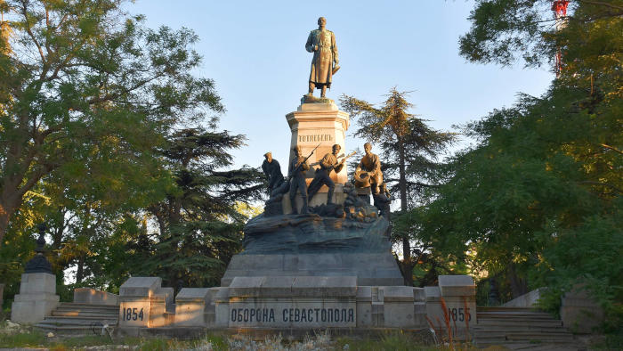 Памятник Э. И. Тотлебену на Историческом бульваре