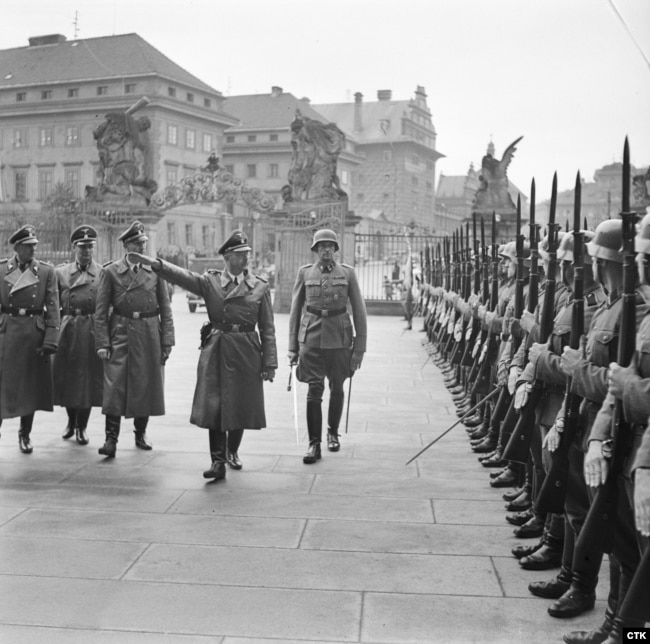 Шеф СС Генрих Гиммлер (в центре) во время визита в Прагу, октябрь 1941 года