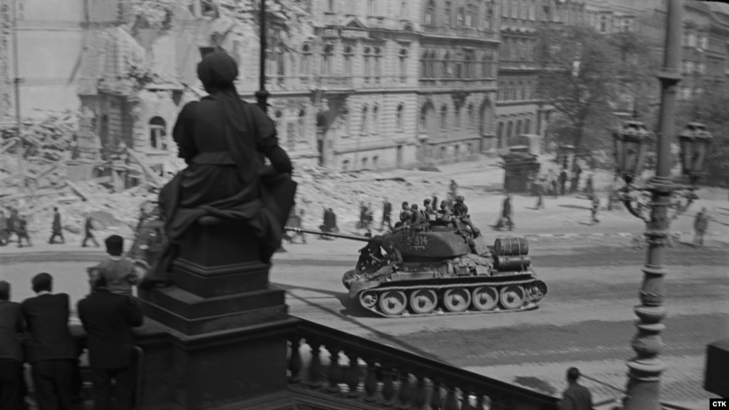 Советский танк в центре Праги, май 1945 год