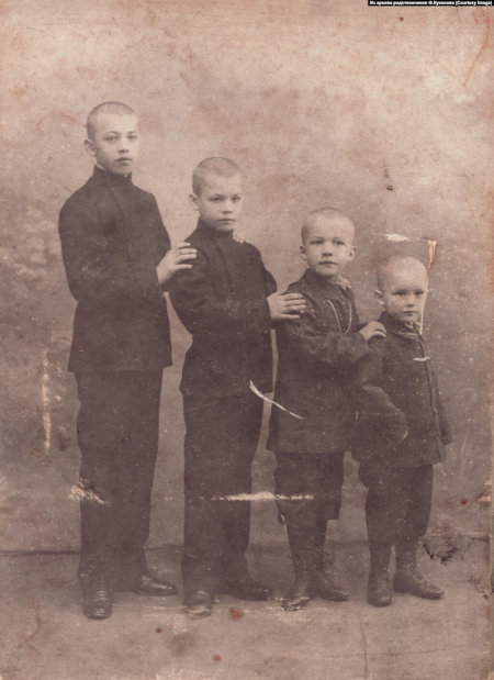 1908 год, с братьями. Федор – самый младший