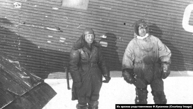 Куканов во время спасения дальстроевцев (слева)