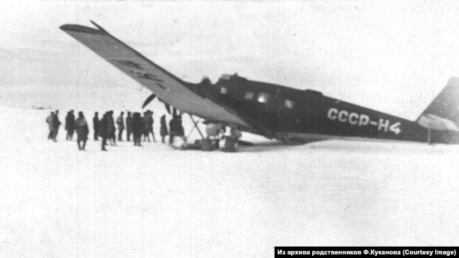 Самолет Куканова у полярников на мысе Северный